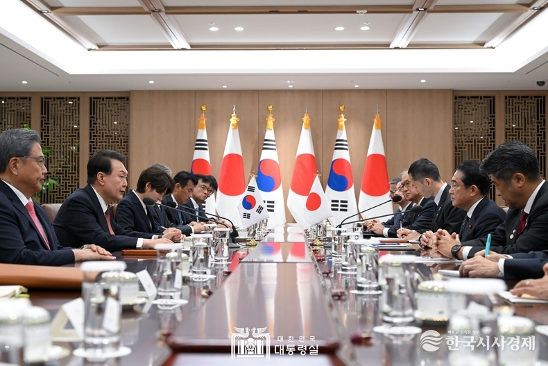5월 7일 윤석열 대통령은 기시다 후미오 일본 총리와 확대 회담을 가졌다.