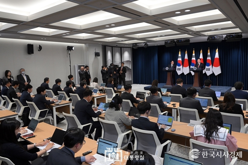5월 7일 윤석열 대통령은 기시다 총리와 공동 기자회견을 열었다.