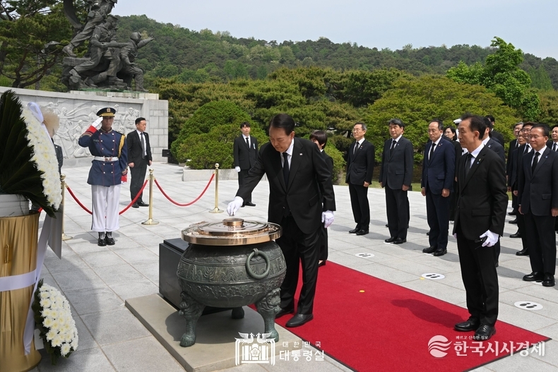 5월 10일 윤석열 대통령은 정부 출범 1주년을 기념하여 국립서울현충원 참배를 진행했다.