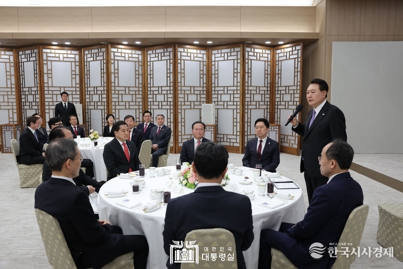 5월 10일 윤석열 대통령은 정부출범 1주년 오찬에 참석했다.