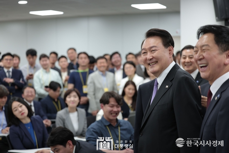 5월 10일 윤석열 대통령은 용산대통령실 청사 내 기자실을 방문해 격려와 감사 인사를 전했다.