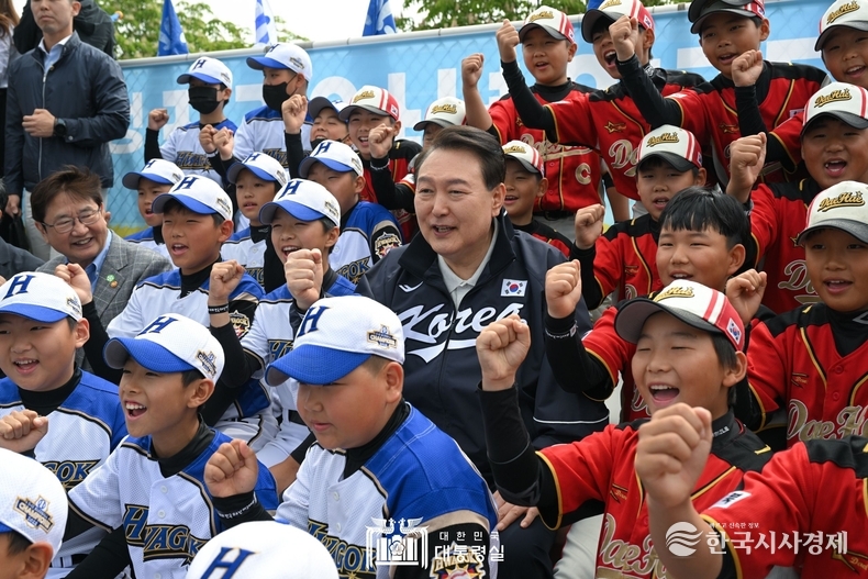 5월 14일 윤석열 대통령은 대통령실 초청 전국 유소년 야구·축구 대회 현장을 찾아 선수들을 격려하고 경기를 관람했다.