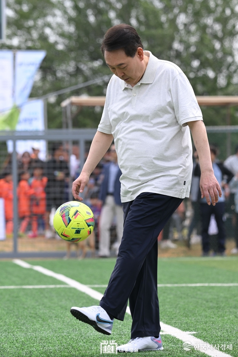 5월 14일 윤석열 대통령은 대통령실 초청 전국 유소년 야구·축구 대회 현장을 찾아 선수들을 격려하고 경기를 관람했다.