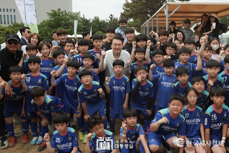 5월 14일 윤석열 대통령은 대통령실 초청 전국 유소년 야구·축구 대회 현장을 찾아 선수들을 격려하고 경기를 관람했다.