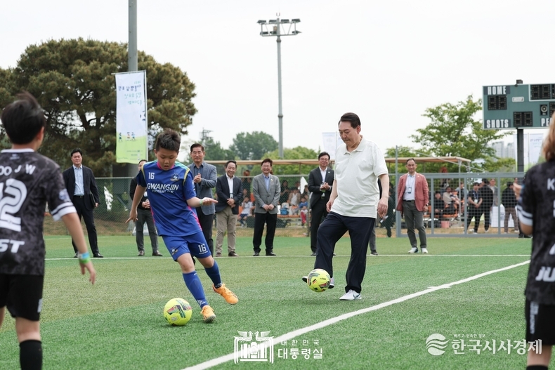 5월 14일 윤석열 대통령은 대통령실 초청 전국 유소년 야구·축구 대회 현장을 찾아 선수들을 격려하고 경기를 관람했다.