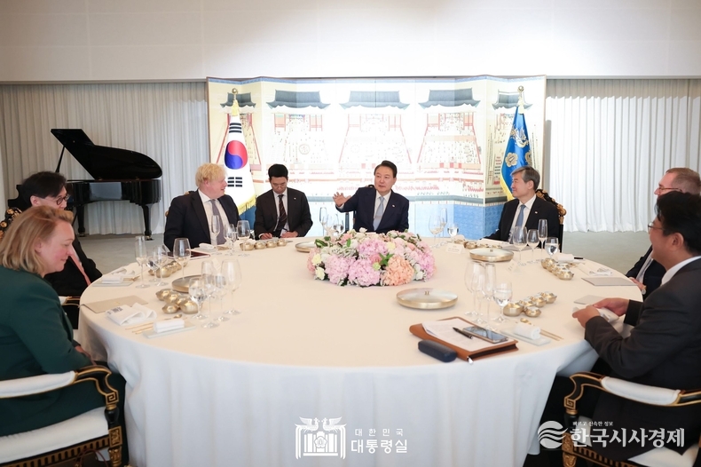5월 16일 윤석열 대통령은 보리스 존슨 前 영국 총리와 만찬을 가졌다.