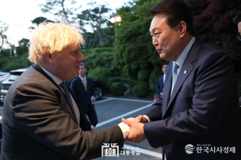 5월 16일 윤석열 대통령은 보리스 존슨 前 영국 총리와 만찬을 가졌다.