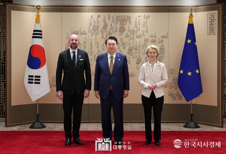 5월 22일 윤석열 대통령은 공식방한한 샤를 미셸 EU 상임의장, 우르줄라 폰 데어 라이엔 EU 집행위원장과 방명록 서명 및 기념촬영 행사를 가졌다.
