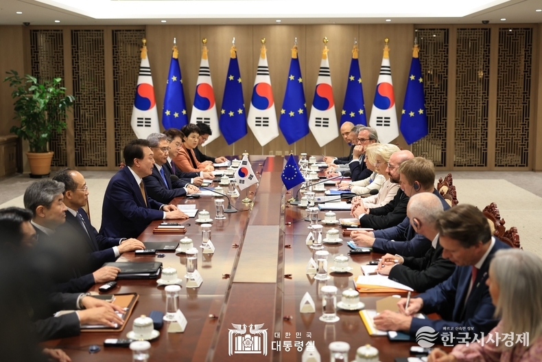 5월 22일 윤석열 대통령은 샤를 미셸 EU 상임의장, 우르줄라 폰 데어 라이엔 EU 집행위원장과 한-EU 정상회담을 가졌다.