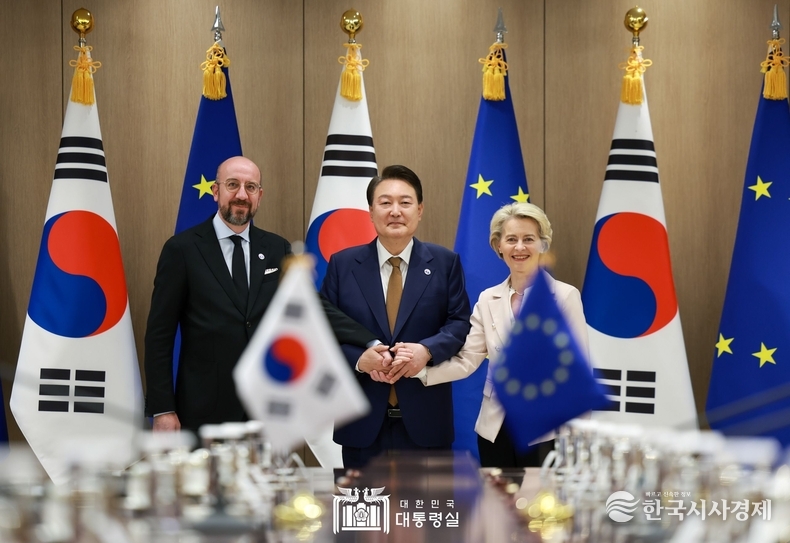 5월 22일 윤석열 대통령은 샤를 미셸 EU 상임의장, 우르줄라 폰 데어 라이엔 EU 집행위원장과 한-EU 정상회담을 가졌다.