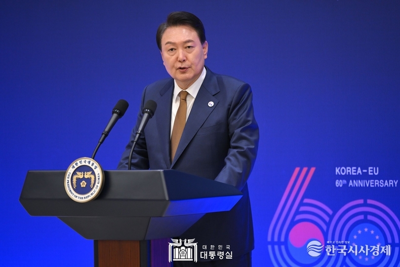 5월 22일 윤석열 대통령은 샤를 미셸 EU 상임의장, 우르줄라 폰 데어 라이엔 EU 집행위원장과 공식 만찬을 가졌다.
