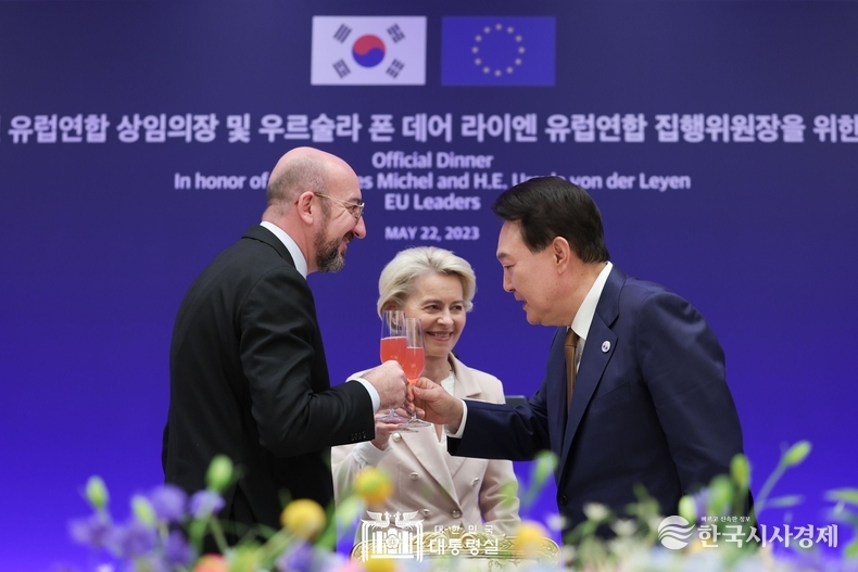 5월 22일 윤석열 대통령은 샤를 미셸 EU 상임의장, 우르줄라 폰 데어 라이엔 EU 집행위원장과 공식 만찬을 가졌다.