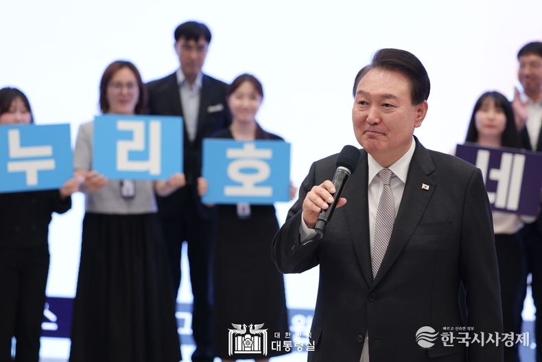 5월 25일 윤석열 대통령은 직원들과 함께 누리호 3차 발사의 성공을 축하했다.