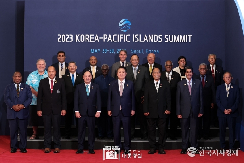 5월 29일 윤석열 대통령은 한-태평양도서국 정상회의에 참석한 각국 정상들을 영접하고 기념촬영을 진행했다.