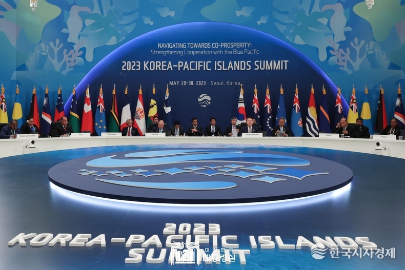 5월 29일 윤석열 대통령은 한-태평양도서국 정상회의 1세션에 참석했다.