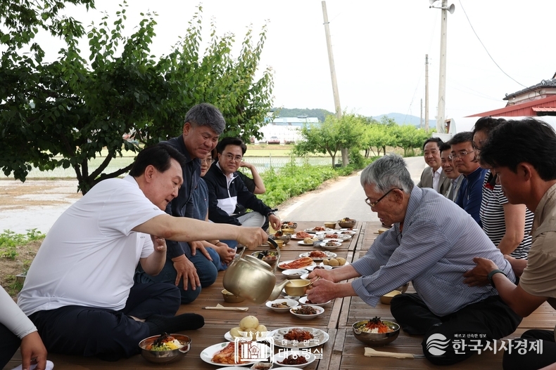 6월 7일 윤석열 대통령은 벼 모내기 행사에 참여했다.