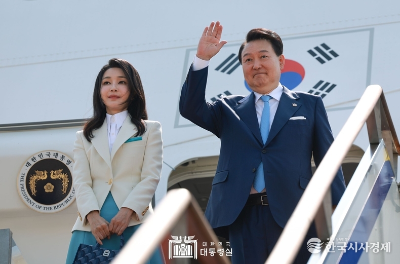 6월 19일 윤석열 대통령 부부는 프랑스·베트남 순방을 위해 서울공항에서 출발했다.