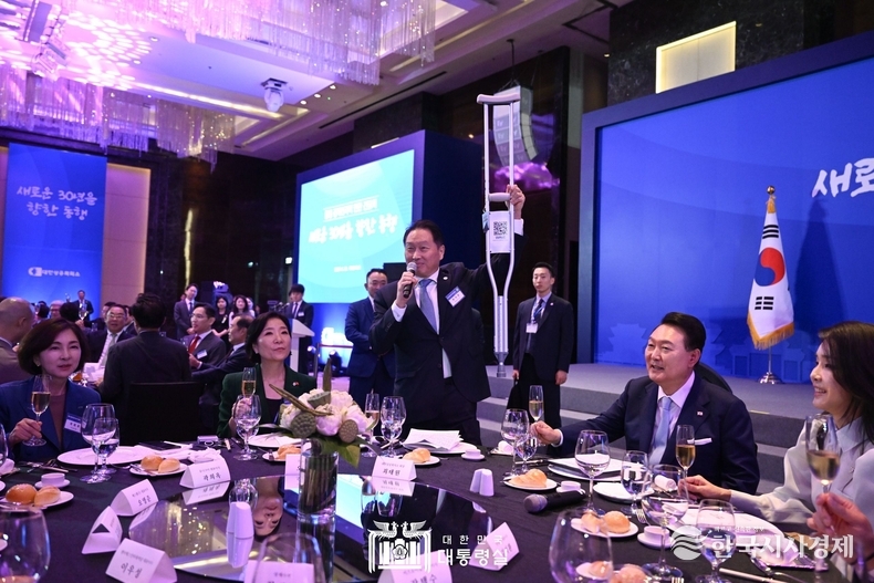 6월 22일 윤석열 대통령 부부는 동행 경제인 만찬 간담회에 참석했다.