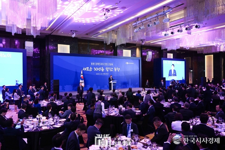 6월 22일 윤석열 대통령 부부는 동행 경제인 만찬 간담회에 참석했다.