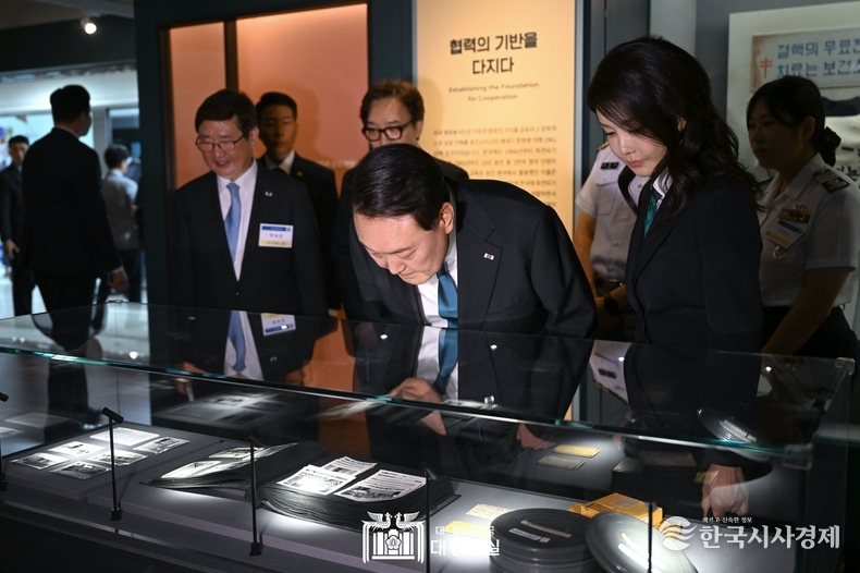 6월 25일 윤석열 대통령 부부는 한미동맹 70주년 특별전을 관람했다.