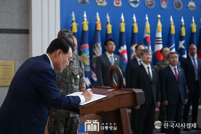7월 19일 윤석열 대통령 부부는 해군작전사령부를 방문하였다.