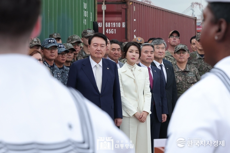 7월 19일 윤석열 대통령 부부는 해군작전사령부를 방문하였다.