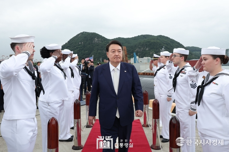 7월 19일 윤석열 대통령 부부는 해군작전사령부를 방문하였다.