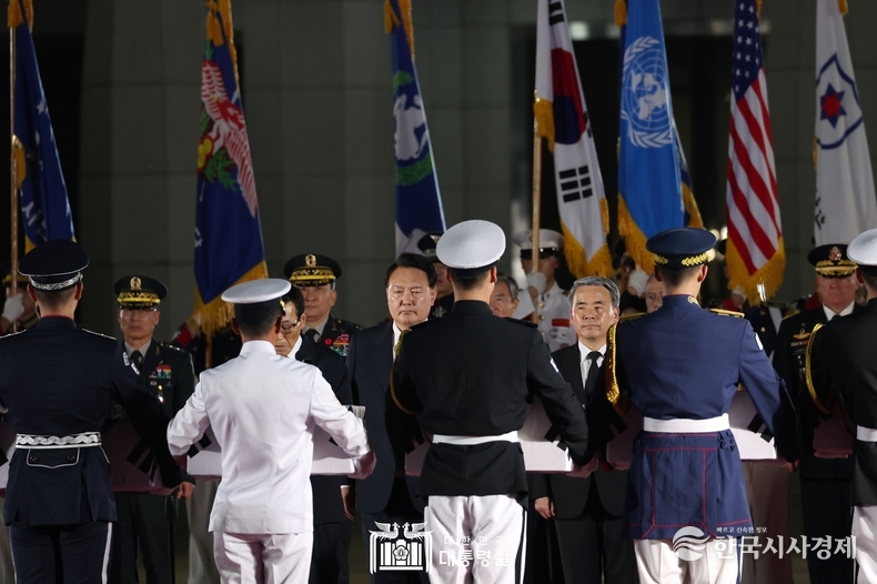 7월 26일 윤석열 대통령은 정부 출범 후 첫 6‧25전쟁 국군전사자 유해봉환 행사를 주관했다.