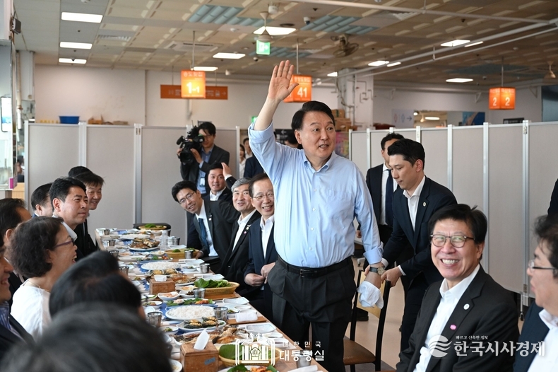 7월 27일 윤석열 대통령 부부는 부산 자갈치 시장을 찾아 시장 상인들을 격려했다.
