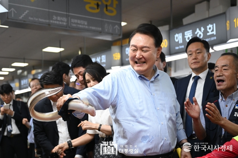 7월 27일 윤석열 대통령 부부는 부산 자갈치 시장을 찾아 시장 상인들을 격려했다.