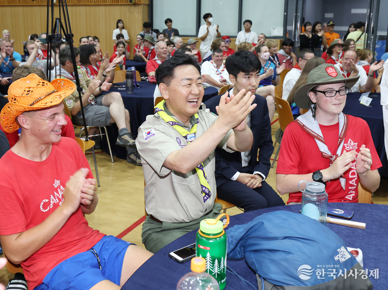 2023 새만금 세계잼버리를 하루 앞둔 지난 31일 전주대학교 하림미션홀에서 사전 관광프로그램에 참여하는 캐나다 스카우트 대원을 대상으로 ‘JB-스카우트의 밤’ 행사에 김관영 도지사가 캐나다 스카우트 대원들과 이야기를 나누며 프로그램에 참여하고 있다.