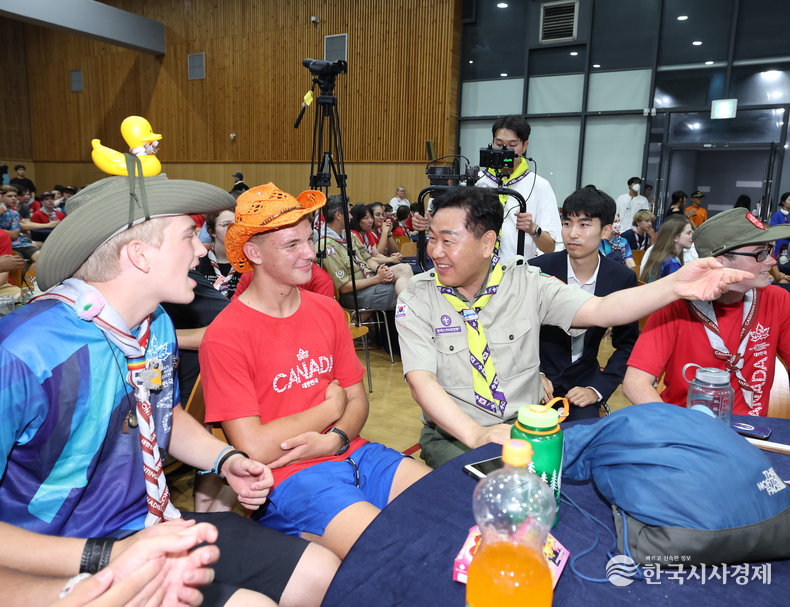 2023 새만금 세계잼버리를 하루 앞둔 지난 31일 전주대학교 하림미션홀에서 사전 관광프로그램에 참여하는 캐나다 스카우트 대원을 대상으로 ‘JB-스카우트의 밤’ 행사에 김관영 도지사가 캐나다 스카우트 대원들과 이야기를 나누며 프로그램에 참여하고 있다.