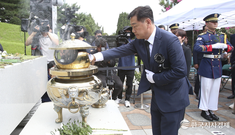18일 서울 동작구 국립서울현충원 대통령 묘역에서 열린 김대중 전 대통령 서거14주기 추도식에 김관영 도지사가 헌화 및 분향을 하고 있다.