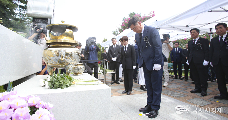 18일 서울 동작구 국립서울현충원 대통령 묘역에서 열린 김대중 전 대통령 서거14주기 추도식에 김관영 도지사가 헌화 및 분향을 하고 있다.