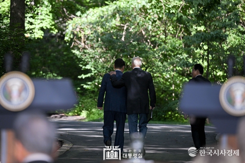 8월 18일 윤석열 대통령은 조 바이든 미국 대통령, 기시다 후미오 일본 총리와 한미일 공동기자회견을 가졌다.
