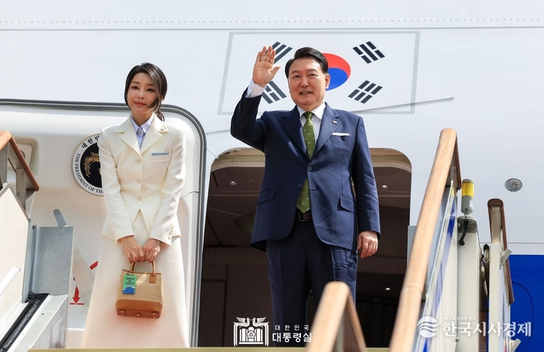 9월 5일 윤석열 대통령 부부는 동아시아국가연합(아세안·ASEAN) 정상회의와 주요20개국(G20) 정상회의 참석차 인도네시아와 인도를 방문하기 위해 출국했다.