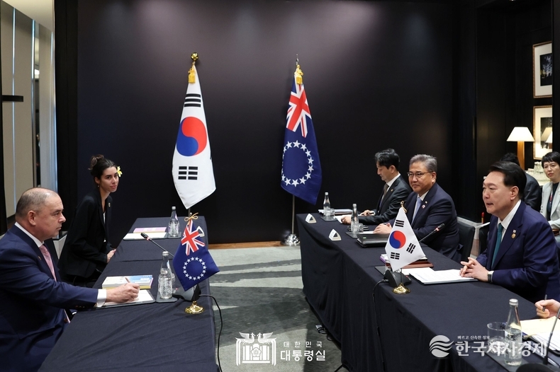 9월 6일 윤석열 대통령은 마크 브라운 총리와 한-쿡제도 정상회담을 가졌다.