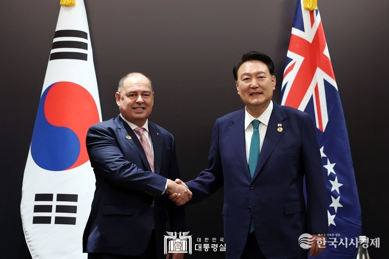 9월 6일 윤석열 대통령은 마크 브라운 총리와 한-쿡제도 정상회담을 가졌다.