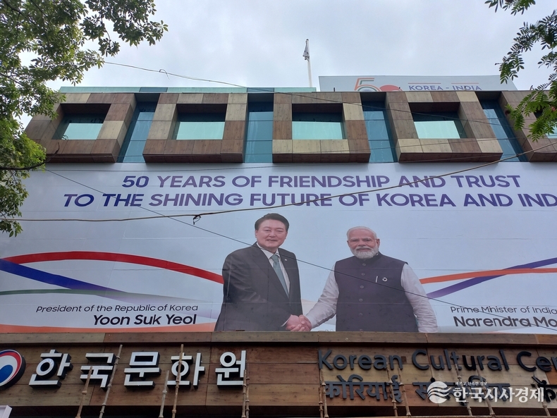 윤석열 대통령 인도 순방 계기로 앰비언트 광고가 뉴델리 시내 두곳에 설치됐다.