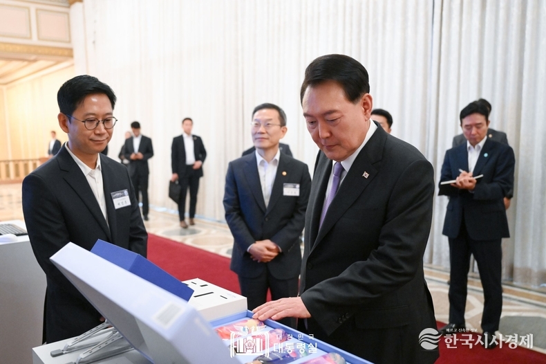 9월 13일 윤석열 대통령은 청와대 영빈관에서 제20차 비상경제민생회의 겸 대한민국 초거대 AI 도약 회의를 주재했다.