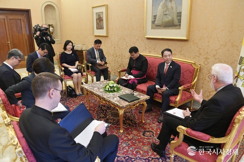 강 특사는 교황 예방 이후 폴 갈라거 교황청 외교장관과 면담했다.(관련 사진 교황청 제공, "copyright Vatican Media")