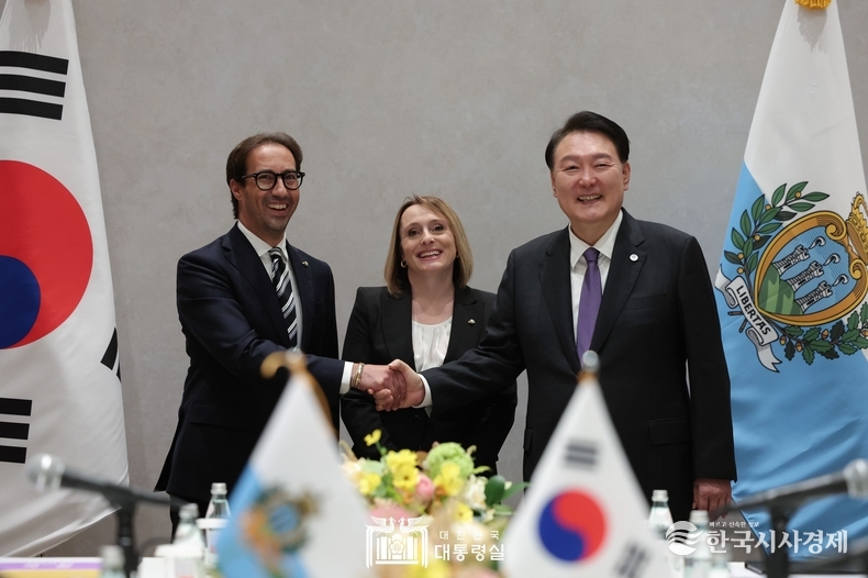 9월 18일 윤석열 대통령은 알레산드로 스카라노(Alessandro Scarano), 아델레 톤니니(Adele Tonnini) 산마리노 집정관과 한-산마리노 정상회담을 가졌다.