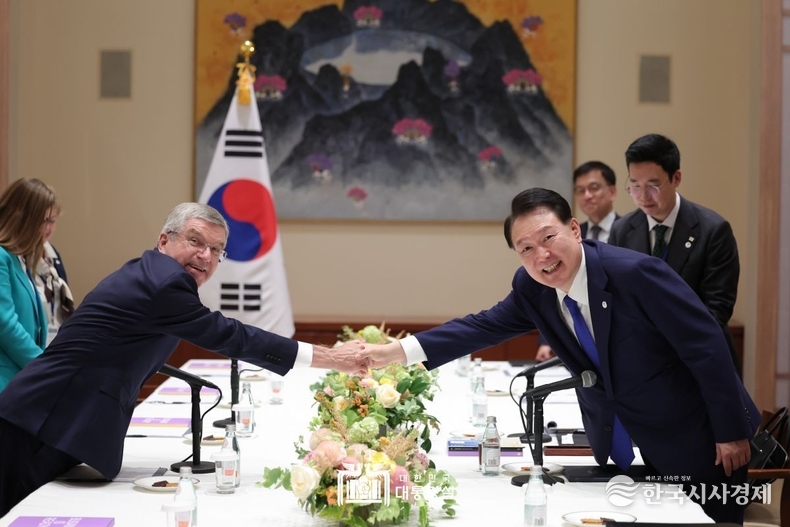 9월 19일 윤석열 대통령은 뉴욕에서 토마스 바흐 국제올림픽위원회(IOC) 위원장을 접견했다.