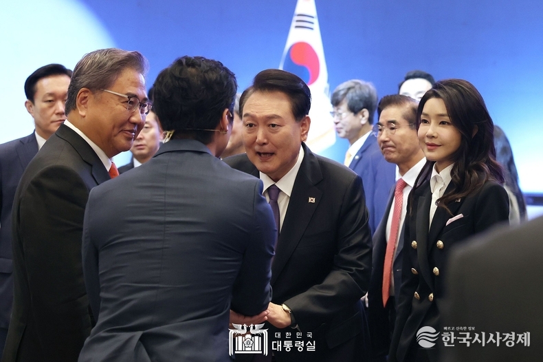 10월 5일 윤석열 대통령 부부는 세계한인회장대회 및 제17회 세계한인의 날 기념식에 참석하였다.