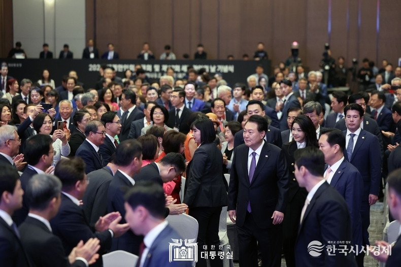 10월 5일 윤석열 대통령 부부는 세계한인회장대회 및 제17회 세계한인의 날 기념식에 참석하였다.