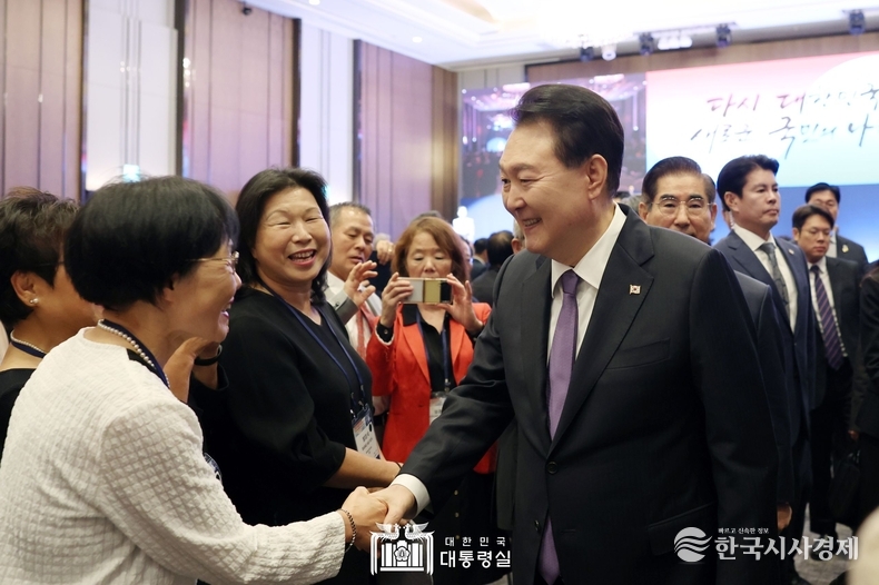 10월 5일 윤석열 대통령 부부는 세계한인회장대회 및 제17회 세계한인의 날 기념식에 참석하였다.