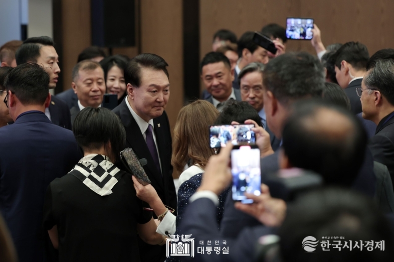 10월 5일 윤석열 대통령 부부는 세계한인회장대회 및 제17회 세계한인의 날 기념식에 참석하였다.