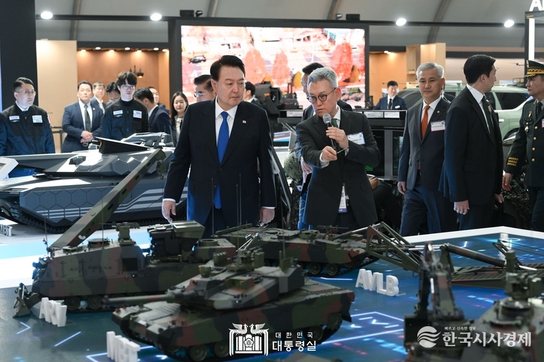 10월 17일 윤석열 대통령은 서울 ADEX 2023 개막식에 참석하였다.
