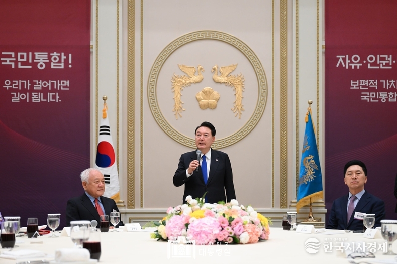 10월 17일 윤석열 대통령은 청와대 영빈관에서 국민통합위원회 90여 명과 만찬을 함께 했다.