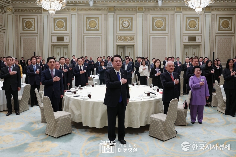 10월 17일 윤석열 대통령은 청와대 영빈관에서 국민통합위원회 90여 명과 만찬을 함께 했다.